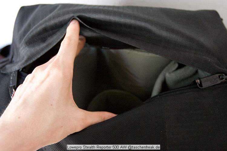 Foto von Martin Thomas - VIELEN DANK!\n\nKommentar des Nutzers:\n\nDie Stealth Reporter AW-Taschen wurden ursprnglich fr Photojournalisten entwickelt, doch die vielen praktischen Details werden sicherlich von allen Fotografen geschtzt: Schneller Zugriff auf die Ausrstung durch einen einzigartigen Reiverschluss oben im Deckel, herausnehmbare, gepolsterte Innenfcher, ein All Weather Cover fr verlsslichen Schutz vor den Elementen und eine All WeatherHlle zum Schutz vor Wettereinflssen bei gleichzeitig schnellem Zugriff auf die Ausrstung. Das Innere kann jeweils passend fr das zu transportierende System eingerichtet werden und in den vielen Taschen knnen kleine Zubehrteile untergebracht werden.\n\nAbmessungen (innen):36x17,5x24cm\nAbmessungen (auen):40,5x23x28cm