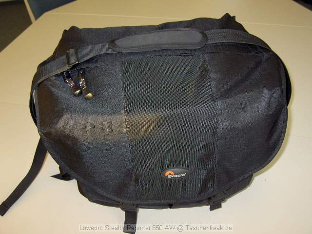 Lowepro Stealth Reporter 650 AW\n\nFoto von Vladimir Pantelic - VIELEN DANK!\n\nKommentar des Nutzers:\n\nLowe-Pro Stealth Reporter 650 AW:\n\nDas Ding is RIESIG, mit der vollgepackten Tasche durch die Gegend zu laufen ist nicht wirklich angenehm.\n\nBild 1: Tasche geschlossen\n\nBild 2: gefllt mit Laptop und allerlei Photogertschaften, wie man sieht ist noch Luft fr mehr.\n\nBild 3: teilweise gefllt\n\nBild 4: leer\n\nBild 5: Das war alles drin, pat aber bestimmt noch mehr rein wenn man sorgfltiger packt! Ich habe wahllos Zeug hineingepackt um sie voll zu kriegen.\n\nBild 6: diverses Material zum Innenausbau\n\nBild 7: Schnellzugriff durch den Deckel\n\nBild 8: mit Regenhlle - aber wer die Tasche eine Weile durch den Regen trgt hat andere Probleme als den Regen selbst :-)\n\nBild 9: Ohne Innentasche\n------------------------------------------------------------------------------\n\nGruss,\n\nVladimir