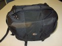 Lowepro Stealth Reporter 650 AW\n\nFoto von Vladimir Pantelic - VIELEN DANK!\n\nKommentar des Nutzers:\n\nLowe-Pro Stealth Reporter 650 AW:\n\nDas Ding is RIESIG, mit der vollgepackten Tasche durch die Gegend zu laufen ist nicht wirklich angenehm.\n\nBild 1: Tasche geschlossen\n\nBild 2: gefllt mit Laptop und allerlei Photogertschaften, wie man sieht ist noch Luft fr mehr.\n\nBild 3: teilweise gefllt\n\nBild 4: leer\n\nBild 5: Das war alles drin, pat aber bestimmt noch mehr rein wenn man sorgfltiger packt! Ich habe wahllos Zeug hineingepackt um sie voll zu kriegen.\n\nBild 6: diverses Material zum Innenausbau\n\nBild 7: Schnellzugriff durch den Deckel\n\nBild 8: mit Regenhlle - aber wer die Tasche eine Weile durch den Regen trgt hat andere Probleme als den Regen selbst :-)\n\nBild 9: Ohne Innentasche\n------------------------------------------------------------------------------\n\nGruss,\n\nVladimir