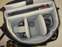 Lowepro Stealth Reporter 650 AW\n\nFoto von xxx - VIELEN DANK!\n\nKommentar des Nutzers:\n\nLowe-Pro Stealth Reporter 650 AW:\n\nDas Ding is RIESIG, mit der vollgepackten Tasche durch die Gegend zu laufen ist nicht wirklich angenehm.\n\nBild 1: Tasche geschlossen\n\nBild 2: gefllt mit Laptop und allerlei Photogertschaften, wie man sieht ist noch Luft fr mehr.\n\nBild 3: teilweise gefllt\n\nBild 4: leer\n\nBild 5: Das war alles drin, pat aber bestimmt noch mehr rein wenn man sorgfltiger packt! Ich habe wahllos Zeug hineingepackt um sie voll zu kriegen.\n\nBild 6: diverses Material zum Innenausbau\n\nBild 7: Schnellzugriff durch den Deckel\n\nBild 8: mit Regenhlle - aber wer die Tasche eine Weile durch den Regen trgt hat andere Probleme als den Regen selbst :-)\n\nBild 9: Ohne Innentasche\n------------------------------------------------------------------------------\n\nGruss,\n\nVladimir