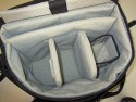 Lowepro Stealth Reporter 650 AW\n\nFoto von xxx - VIELEN DANK!\n\nKommentar des Nutzers:\n\nLowe-Pro Stealth Reporter 650 AW:\n\nDas Ding is RIESIG, mit der vollgepackten Tasche durch die Gegend zu laufen ist nicht wirklich angenehm.\n\nBild 1: Tasche geschlossen\n\nBild 2: gefllt mit Laptop und allerlei Photogertschaften, wie man sieht ist noch Luft fr mehr.\n\nBild 3: teilweise gefllt\n\nBild 4: leer\n\nBild 5: Das war alles drin, pat aber bestimmt noch mehr rein wenn man sorgfltiger packt! Ich habe wahllos Zeug hineingepackt um sie voll zu kriegen.\n\nBild 6: diverses Material zum Innenausbau\n\nBild 7: Schnellzugriff durch den Deckel\n\nBild 8: mit Regenhlle - aber wer die Tasche eine Weile durch den Regen trgt hat andere Probleme als den Regen selbst :-)\n\nBild 9: Ohne Innentasche\n------------------------------------------------------------------------------\n\nGruss,\n\nVladimir