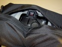 Lowepro Stealth Reporter 650 AW\n\nFoto von xxx - VIELEN DANK!\n\nKommentar des Nutzers:\n\nLowe-Pro Stealth Reporter 650 AW:\n\nDas Ding is RIESIG, mit der vollgepackten Tasche durch die Gegend zu laufen ist nicht wirklich angenehm.\n\nBild 1: Tasche geschlossen\n\nBild 2: gefllt mit Laptop und allerlei Photogertschaften, wie man sieht ist noch Luft fr mehr.\n\nBild 3: teilweise gefllt\n\nBild 4: leer\n\nBild 5: Das war alles drin, pat aber bestimmt noch mehr rein wenn man sorgfltiger packt! Ich habe wahllos Zeug hineingepackt um sie voll zu kriegen.\n\nBild 6: diverses Material zum Innenausbau\n\nBild 7: Schnellzugriff durch den Deckel\n\nBild 8: mit Regenhlle - aber wer die Tasche eine Weile durch den Regen trgt hat andere Probleme als den Regen selbst :-)\n\nBild 9: Ohne Innentasche\n------------------------------------------------------------------------------\n\nGruss,\n\nVladimir