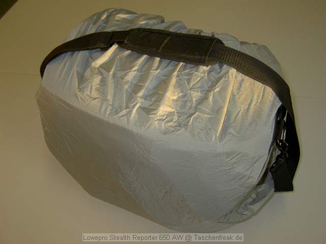 Lowepro Stealth Reporter 650 AW\n\nFoto von xxx - VIELEN DANK!\n\nKommentar des Nutzers:\n\nLowe-Pro Stealth Reporter 650 AW:\n\nDas Ding is RIESIG, mit der vollgepackten Tasche durch die Gegend zu laufen ist nicht wirklich angenehm.\n\nBild 1: Tasche geschlossen\n\nBild 2: gefllt mit Laptop und allerlei Photogertschaften, wie man sieht ist noch Luft fr mehr.\n\nBild 3: teilweise gefllt\n\nBild 4: leer\n\nBild 5: Das war alles drin, pat aber bestimmt noch mehr rein wenn man sorgfltiger packt! Ich habe wahllos Zeug hineingepackt um sie voll zu kriegen.\n\nBild 6: diverses Material zum Innenausbau\n\nBild 7: Schnellzugriff durch den Deckel\n\nBild 8: mit Regenhlle - aber wer die Tasche eine Weile durch den Regen trgt hat andere Probleme als den Regen selbst :-)\n\nBild 9: Ohne Innentasche\n------------------------------------------------------------------------------\n\nGruss,\n\nVladimir
