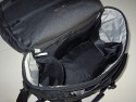 Lowepro Stealth Reporter 650 AW\n\nFoto von xxx - VIELEN DANK!\n\nKommentar des Nutzers:\n\nLowe-Pro Stealth Reporter 650 AW:\n\nDas Ding is RIESIG, mit der vollgepackten Tasche durch die Gegend zu laufen ist nicht wirklich angenehm.\n\nBild 1: Tasche geschlossen\n\nBild 2: gefllt mit Laptop und allerlei Photogertschaften, wie man sieht ist noch Luft fr mehr.\n\nBild 3: teilweise gefllt\n\nBild 4: leer\n\nBild 5: Das war alles drin, pat aber bestimmt noch mehr rein wenn man sorgfltiger packt! Ich habe wahllos Zeug hineingepackt um sie voll zu kriegen.\n\nBild 6: diverses Material zum Innenausbau\n\nBild 7: Schnellzugriff durch den Deckel\n\nBild 8: mit Regenhlle - aber wer die Tasche eine Weile durch den Regen trgt hat andere Probleme als den Regen selbst :-)\n\nBild 9: Ohne Innentasche\n------------------------------------------------------------------------------\n\nGruss,\n\nVladimir