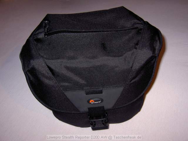 Lowepro Stealth Reporter D200 AW\n\nFoto von Vladimir Pantelic - VIELEN DANK!\n\nKommentar des Nutzers:\n\nBild 1: Tasche geschlossen\nBild 2: Tasche geöffnet\nBild 3: Tasche beladen mit EOS3 + Booster PB-E2 (vergleichbar mit 5D + Booster oder 1D/1Ds), EF 70-200/2.8 + Geli, EF 50/1.4, EF 28-135/3.5-4.5 IS, Blitz 300TL (oder 580EX) Es ist noch Platz für 1-2 Objektive je nach Größe und Zubehör\nBild 4: Tasche mit Inhalt, wie gesagt es passt noch mehr rein!\nBild 5: mitgeliefertes Zubehör: 1 Tasche für Speicherkarten, 1 Beutel für Kabel etc.\nBild 6: Rückseite mit Handgriff bzw. Rollibefestigung und Hüft- bzw.\nStabilierungsgurt (gut zum Radfahren)\nBild 7: Mit Regenhülle\n\nGruss,\n\nVladimir