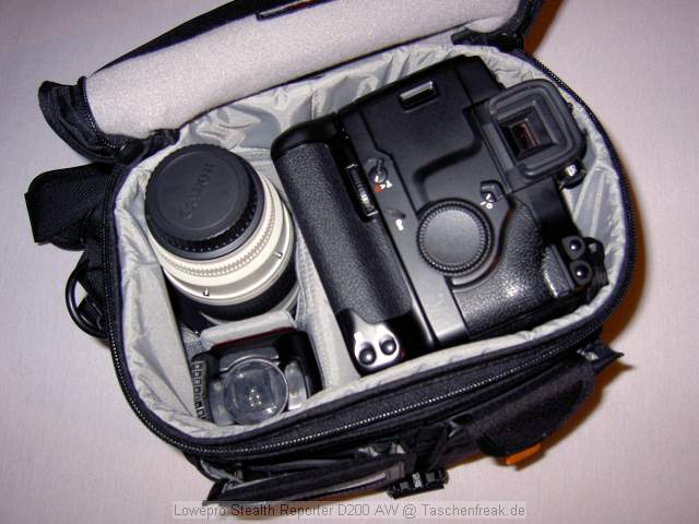 Lowepro Stealth Reporter D200 AW\n\nFoto von Vladimir Pantelic - VIELEN DANK!\n\nKommentar des Nutzers:\n\nBild 1: Tasche geschlossen\nBild 2: Tasche geffnet\nBild 3: Tasche beladen mit EOS3 + Booster PB-E2 (vergleichbar mit 5D + Booster oder 1D/1Ds), EF 70-200/2.8 + Geli, EF 50/1.4, EF 28-135/3.5-4.5 IS, Blitz 300TL (oder 580EX) Es ist noch Platz fr 1-2 Objektive je nach Gre und Zubehr\nBild 4: Tasche mit Inhalt, wie gesagt es passt noch mehr rein!\nBild 5: mitgeliefertes Zubehr: 1 Tasche fr Speicherkarten, 1 Beutel fr Kabel etc.\nBild 6: Rckseite mit Handgriff bzw. Rollibefestigung und Hft- bzw.\nStabilierungsgurt (gut zum Radfahren)\nBild 7: Mit Regenhlle\n\nGruss,\n\nVladimir