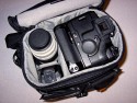 Lowepro Stealth Reporter D200 AW\n\nFoto von Vladimir Pantelic - VIELEN DANK!\n\nKommentar des Nutzers:\n\nBild 1: Tasche geschlossen\nBild 2: Tasche geffnet\nBild 3: Tasche beladen mit EOS3 + Booster PB-E2 (vergleichbar mit 5D + Booster oder 1D/1Ds), EF 70-200/2.8 + Geli, EF 50/1.4, EF 28-135/3.5-4.5 IS, Blitz 300TL (oder 580EX) Es ist noch Platz fr 1-2 Objektive je nach Gre und Zubehr\nBild 4: Tasche mit Inhalt, wie gesagt es passt noch mehr rein!\nBild 5: mitgeliefertes Zubehr: 1 Tasche fr Speicherkarten, 1 Beutel fr Kabel etc.\nBild 6: Rckseite mit Handgriff bzw. Rollibefestigung und Hft- bzw.\nStabilierungsgurt (gut zum Radfahren)\nBild 7: Mit Regenhlle\n\nGruss,\n\nVladimir