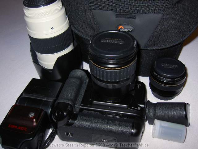 Lowepro Stealth Reporter D200 AW\n\nFoto von Vladimir Pantelic - VIELEN DANK!\n\nKommentar des Nutzers:\n\nBild 1: Tasche geschlossen\nBild 2: Tasche geöffnet\nBild 3: Tasche beladen mit EOS3 + Booster PB-E2 (vergleichbar mit 5D + Booster oder 1D/1Ds), EF 70-200/2.8 + Geli, EF 50/1.4, EF 28-135/3.5-4.5 IS, Blitz 300TL (oder 580EX) Es ist noch Platz für 1-2 Objektive je nach Größe und Zubehör\nBild 4: Tasche mit Inhalt, wie gesagt es passt noch mehr rein!\nBild 5: mitgeliefertes Zubehör: 1 Tasche für Speicherkarten, 1 Beutel für Kabel etc.\nBild 6: Rückseite mit Handgriff bzw. Rollibefestigung und Hüft- bzw.\nStabilierungsgurt (gut zum Radfahren)\nBild 7: Mit Regenhülle\n\nGruss,\n\nVladimir
