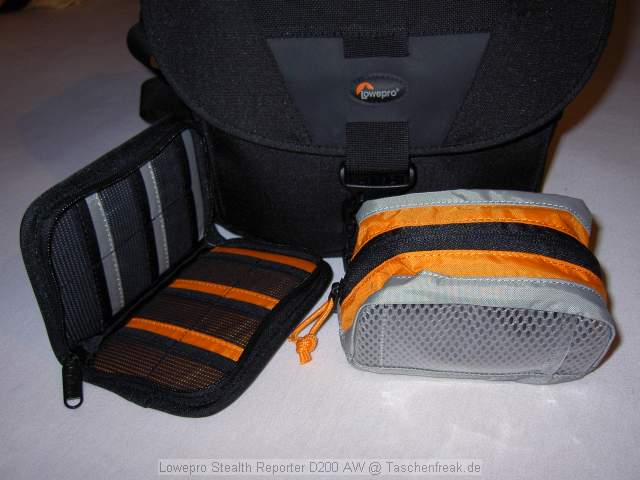 Lowepro Stealth Reporter D200 AW\n\nFoto von Vladimir Pantelic - VIELEN DANK!\n\nKommentar des Nutzers:\n\nBild 1: Tasche geschlossen\nBild 2: Tasche geffnet\nBild 3: Tasche beladen mit EOS3 + Booster PB-E2 (vergleichbar mit 5D + Booster oder 1D/1Ds), EF 70-200/2.8 + Geli, EF 50/1.4, EF 28-135/3.5-4.5 IS, Blitz 300TL (oder 580EX) Es ist noch Platz fr 1-2 Objektive je nach Gre und Zubehr\nBild 4: Tasche mit Inhalt, wie gesagt es passt noch mehr rein!\nBild 5: mitgeliefertes Zubehr: 1 Tasche fr Speicherkarten, 1 Beutel fr Kabel etc.\nBild 6: Rckseite mit Handgriff bzw. Rollibefestigung und Hft- bzw.\nStabilierungsgurt (gut zum Radfahren)\nBild 7: Mit Regenhlle\n\nGruss,\n\nVladimir