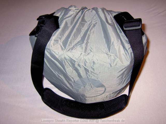 Lowepro Stealth Reporter D200 AW\n\nFoto von Vladimir Pantelic - VIELEN DANK!\n\nKommentar des Nutzers:\n\nBild 1: Tasche geschlossen\nBild 2: Tasche geffnet\nBild 3: Tasche beladen mit EOS3 + Booster PB-E2 (vergleichbar mit 5D + Booster oder 1D/1Ds), EF 70-200/2.8 + Geli, EF 50/1.4, EF 28-135/3.5-4.5 IS, Blitz 300TL (oder 580EX) Es ist noch Platz fr 1-2 Objektive je nach Gre und Zubehr\nBild 4: Tasche mit Inhalt, wie gesagt es passt noch mehr rein!\nBild 5: mitgeliefertes Zubehr: 1 Tasche fr Speicherkarten, 1 Beutel fr Kabel etc.\nBild 6: Rckseite mit Handgriff bzw. Rollibefestigung und Hft- bzw.\nStabilierungsgurt (gut zum Radfahren)\nBild 7: Mit Regenhlle\n\nGruss,\n\nVladimir