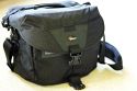 LOWEPRO STEALTH REPORTER D300\n\nFoto von Jrgen Vogel - DANKE DAFR !\n\nKommentar des Nutzers:\n\nBild1: geschlossen, relativ kompakte abmessungen (alltagstauglich) \nBild2: geffnet: praktische taschen fr kleinzeug, handy, schlssel, etc.\nBild3: zu sehen: 70-200L, 420EX, PD70X, 50 1.4 (darber der kenko 1.5), 85 1.8 (darber nahlinse 250d)\nBild 4: praktisches zubehr \nBild5: angenehmer tragegurt, ergnzungsschlaufen fr zubehr wie kcher etc., talliengurt\n\nSmtliche bilder wurden mit der mark2 u. dem 28-70L 2.8 aufgenommen welche auch noch problemlos ihren platz findet.\n(alternativ dazu natrlich jedes andere standardzoom)\nauch das 70-200 passt angesetzt rein, was jedoch nur als notlsung vorstellbar ist.