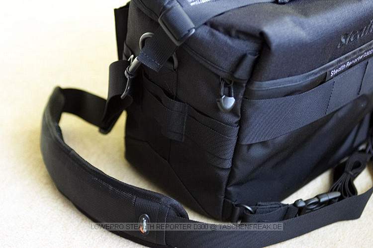 LOWEPRO STEALTH REPORTER D300\n\nFoto von J�rgen Vogel - DANKE DAF�R !\n\nKommentar des Nutzers:\n\nBild1: geschlossen, relativ kompakte abmessungen (alltagstauglich) \nBild2: ge�ffnet: praktische taschen f�r kleinzeug, handy, schl�ssel, etc.\nBild3: zu sehen: 70-200L, 420EX, PD70X, 50 1.4 (dar�ber der kenko 1.5), 85 1.8 (dar�ber nahlinse 250d)\nBild 4: praktisches zubeh�r \nBild5: angenehmer tragegurt, erg�nzungsschlaufen f�r zubeh�r wie k�cher etc., talliengurt\n\nS�mtliche bilder wurden mit der mark2 u. dem 28-70L 2.8 aufgenommen welche auch noch problemlos ihren platz findet.\n(alternativ dazu nat�rlich jedes andere standardzoom)\nauch das 70-200 passt angesetzt rein, was jedoch nur als �notl�sung� vorstellbar ist.