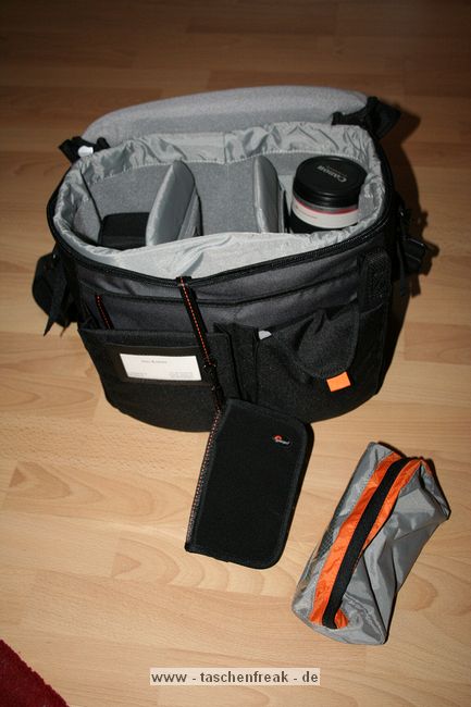 Lowepro Stealth Reporter D400 AW\n\nFoto von Jens Krämer - VIELEN DANK!\n\nKommentar des Nutzers:\n\nIn der Tasche selber sind Blitz Canon 430EX, Canon 70-200mm 2,8, Canon 60mm Macro. Die Kamera die immer drin ist, ist die EOS 350d mit BG + Objektiv (Kit oder was unten steht). Zubehörbeutel für Blitz und Kleinkram + Speicherkartentasche. Die Tasche (orange) + Speicherkartentasche sind bei der Tasche dabei. (Lowepro Stealth Reporter D400 AW). Platz ist jetzt noch für zwei weitere Objektiv meist das 24mm, 50mm 1,4 / 85mm 1,8. \n\nGruß Jens