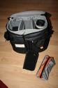 Lowepro Stealth Reporter D400 AW\n\nFoto von Jens Krmer - VIELEN DANK!\n\nKommentar des Nutzers:\n\nIn der Tasche selber sind Blitz Canon 430EX, Canon 70-200mm 2,8, Canon 60mm Macro. Die Kamera die immer drin ist, ist die EOS 350d mit BG + Objektiv (Kit oder was unten steht). Zubehrbeutel fr Blitz und Kleinkram + Speicherkartentasche. Die Tasche (orange) + Speicherkartentasche sind bei der Tasche dabei. (Lowepro Stealth Reporter D400 AW). Platz ist jetzt noch fr zwei weitere Objektiv meist das 24mm, 50mm 1,4 / 85mm 1,8. \n\nGru Jens