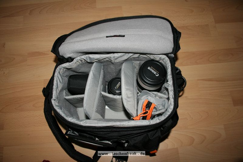 Lowepro Stealth Reporter D400 AW\n\nFoto von Jens Krmer - VIELEN DANK!\n\nKommentar des Nutzers:\n\nIn der Tasche selber sind Blitz Canon 430EX, Canon 70-200mm 2,8, Canon 60mm Macro. Die Kamera die immer drin ist, ist die EOS 350d mit BG + Objektiv (Kit oder was unten steht). Zubehrbeutel fr Blitz und Kleinkram + Speicherkartentasche. Die Tasche (orange) + Speicherkartentasche sind bei der Tasche dabei. (Lowepro Stealth Reporter D400 AW). Platz ist jetzt noch fr zwei weitere Objektiv meist das 24mm, 50mm 1,4 / 85mm 1,8. \n\nGru Jens