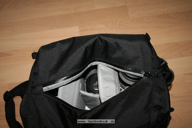Lowepro Stealth Reporter D400 AW\n\nFoto von Jens Krmer - VIELEN DANK!\n\nKommentar des Nutzers:\n\nIn der Tasche selber sind Blitz Canon 430EX, Canon 70-200mm 2,8, Canon 60mm Macro. Die Kamera die immer drin ist, ist die EOS 350d mit BG + Objektiv (Kit oder was unten steht). Zubehrbeutel fr Blitz und Kleinkram + Speicherkartentasche. Die Tasche (orange) + Speicherkartentasche sind bei der Tasche dabei. (Lowepro Stealth Reporter D400 AW). Platz ist jetzt noch fr zwei weitere Objektiv meist das 24mm, 50mm 1,4 / 85mm 1,8. \n\nGru Jens