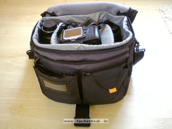 LOWEPRO STEALTH REPORTER D400 AW\n\nFoto und Text von Hannes - VIELEN DANK!\n\nKommentar:\n\nHallo,\n\nmein Beitrag für deine hilfreiche Seite.\n\nDie Tasche ist gepackt mit: Nikon D80; AF-S 12-24/4 ; SP AF 17-50/2,8 ; AF-D 80-200/2,8 ; AF-D 50/1,8 ; AF-S 300/4,0; Kenko 1,4x PRO 300 DG und SB-600\n\nViele Grüße\nHannes