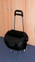 LOWEPRO STEALTH REPORTER D650\n\nFoto und Kommentar von Jrg Langer - www.taschenfreak.de\n\nKommentar:\n\nSchultertaschen haben im Vergleich zum Rucksack enorme Vorteile des Schnellzugriffs aber den extremen Nachteil des Gewichtes. Das ist nichts neues fr uns Taschenfreaks und Fotofuzzys ...\n\nHeute beim Aufrumen meines Eckschrankes ist mir der vor Jahren mal in Ebay fr 15 Euro geschossene Oma EInkaufswagen in die Hnde gefallen. Da meine Lowepro D650 auch draussen stand habe ich es getestet und siehe da - es passt. Den Reisverschluss des Trollyfaches an der D650 geffnet und ber den Omawagengriff (tolles Wort) gestlpt. Es ist eng und sicher auf dauer fr den RV der D650 nicht perfekt, aber es passt und sitzt gut.\n\nWas soll ich sagen - ja ich werde lter und gehe heute zum Shooting dem Omawagen und werde es testen.\n\nVorteil des Omawagens: Grere Rder und dadurch leise beim Ziehen auf Pflastersteinen und nicht so hart "ruckelnd" fr die Ausrstung in der Tasche.\n\nVielleicht hilft es Euch?!?!\n\nLieben Gru Eure Oma - hhh ne - Euer Taschenfreak!