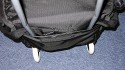 LOWEPRO STEALTH REPORTER D650\n\nFoto und Kommentar von Jrg Langer - www.taschenfreak.de\n\nKommentar:\n\nSchultertaschen haben im Vergleich zum Rucksack enorme Vorteile des Schnellzugriffs aber den extremen Nachteil des Gewichtes. Das ist nichts neues fr uns Taschenfreaks und Fotofuzzys ...\n\nHeute beim Aufrumen meines Eckschrankes ist mir der vor Jahren mal in Ebay fr 15 Euro geschossene Oma EInkaufswagen in die Hnde gefallen. Da meine Lowepro D650 auch draussen stand habe ich es getestet und siehe da - es passt. Den Reisverschluss des Trollyfaches an der D650 geffnet und ber den Omawagengriff (tolles Wort) gestlpt. Es ist eng und sicher auf dauer fr den RV der D650 nicht perfekt, aber es passt und sitzt gut.\n\nWas soll ich sagen - ja ich werde lter und gehe heute zum Shooting dem Omawagen und werde es testen.\n\nVorteil des Omawagens: Grere Rder und dadurch leise beim Ziehen auf Pflastersteinen und nicht so hart "ruckelnd" fr die Ausrstung in der Tasche.\n\nVielleicht hilft es Euch?!?!\n\nLieben Gru Eure Oma - hhh ne - Euer Taschenfreak!