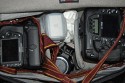 LOWEPRO STEALTH REPORTER D650\n\nFoto und Kommentar von Jrg Langer - www.taschenfreak.de\n\nKommentar:\n\nSensationelle Tasche!\n\nWer Amerikanische Fototaschen wie Domke und Think Tank Photo mag wird auch diese Tasche lieben!\n\nSie ist ein Raumwunder und dennoch weich und am Krper gut zu tragen.\n\nEin Marketinggag bzw. Witz ist das Deckelffnungsthema - bzw. der Reisverschluss im Deckelfach durch den man die Cam ohne generelles ffnen des kompletten Deckels die Cam entnehmen knnen soll. Da geht m.E nur eine ganz kleine DSLR oder eher eine kompakte Cam durch. Eine anspruchsvolle Cam mit einem Objektiv geht da nur mit "Zuchteln" und "Fuchteln" hindurch.\n\nDie Inneneinteilungen sind flexiben und gut nutzbar.\n\nAuch eine groe Cam wie eine 1er Canon oder eine Nikon D3 mit angesetztem 70-200 2.8 sind stehend darin mglich. Das ist der groe Unterschied zu sehr vielen anderen Taschen auf dem Markt, bei denen genau das nicht mglich ist.\n\nDer Tragegurt ist gut gepolstert aber m.E. nicht so gut und brauchbar. Da ist ein Domke Gurt mit US Post Office Shoulder Pad oder ein Neopren Gurt wie der Aircell Taschengurt wesentlich besser um das Gewicht der beladenen Tasche auf der Schulter zu verteilen und ertrglich zu machen.\n\nMit dem Trolly - EInkaufswagen eine sehr praktikable Sache diese Tasche.\n\nMit dem Tamrac S-114 Rucksackgeschirr brigens auch bequem auf dem Rcken zu tragen.\n\nIch hoffe es hilft Euch - Euer Taschenfreak