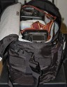 LOWEPRO STEALTH REPORTER D650\n\nFoto und Kommentar von Jrg Langer - www.taschenfreak.de\n\nKommentar:\n\nSensationelle Tasche!\n\nWer Amerikanische Fototaschen wie Domke und Think Tank Photo mag wird auch diese Tasche lieben!\n\nSie ist ein Raumwunder und dennoch weich und am Krper gut zu tragen.\n\nEin Marketinggag bzw. Witz ist das Deckelffnungsthema - bzw. der Reisverschluss im Deckelfach durch den man die Cam ohne generelles ffnen des kompletten Deckels die Cam entnehmen knnen soll. Da geht m.E nur eine ganz kleine DSLR oder eher eine kompakte Cam durch. Eine anspruchsvolle Cam mit einem Objektiv geht da nur mit "Zuchteln" und "Fuchteln" hindurch.\n\nDie Inneneinteilungen sind flexiben und gut nutzbar.\n\nAuch eine groe Cam wie eine 1er Canon oder eine Nikon D3 mit angesetztem 70-200 2.8 sind stehend darin mglich. Das ist der groe Unterschied zu sehr vielen anderen Taschen auf dem Markt, bei denen genau das nicht mglich ist.\n\nDer Tragegurt ist gut gepolstert aber m.E. nicht so gut und brauchbar. Da ist ein Domke Gurt mit US Post Office Shoulder Pad oder ein Neopren Gurt wie der Aircell Taschengurt wesentlich besser um das Gewicht der beladenen Tasche auf der Schulter zu verteilen und ertrglich zu machen.\n\nMit dem Trolly - EInkaufswagen eine sehr praktikable Sache diese Tasche.\n\nMit dem Tamrac S-114 Rucksackgeschirr brigens auch bequem auf dem Rcken zu tragen.\n\nIch hoffe es hilft Euch - Euer Taschenfreak