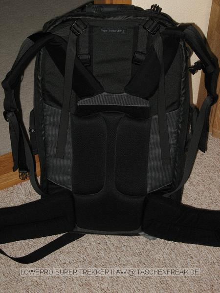 LOWEPRO SUPER TREKKER II AW\n\nFoto von Thomas Pöschmann - VIELEN DANK!\n\nKommentar des Nutzers:\n\nHi Jörg,\n\nanbei die Bilder vom Super Trekker AW II. Mitgeliefert werden ein Lens\nPouch (gefüttert, mit Teilern), ein Accessory Pouch (ungefüttert) sowie\nein Daypack. Der Rucksack selber sowie die Pouches haben Reissverschlüsse\nin die es nicht gleich reinregnet. Die Pouches werden beim neuen Modell an\nder Seite angebracht. Der Daypack kann wohl innen als auch aussen\nangebracht werden - ich nutze das Ding nie.\n\nOben und an der Seite gibt es einen Griff. Das Regenkondom ist auf den\nBildern nicht mit drauf, es befindet sich im Bodenbereich. Zum besseren\nTransport kann man das Gurtsystem hinter einer Abdeckung verwinden lassen.\nDafür gibt es an der Rückseite umlaufend einen Reissverschluss.\n\nInnen ist der eigentliche Fotokram mit so einer Art "Deckel" abgetrennt\nder normalerweise gleich mit aufgeklappt wenn man den Rucksack öffnet. An\ndessen Rückseite sind vier Taschen für Kleinkram angebracht.\n\nDas Stativ auf dem ersten Bild hat ein Packmass von 61 cm (G1348).\n\nViele Grüsse,\n\nThomas