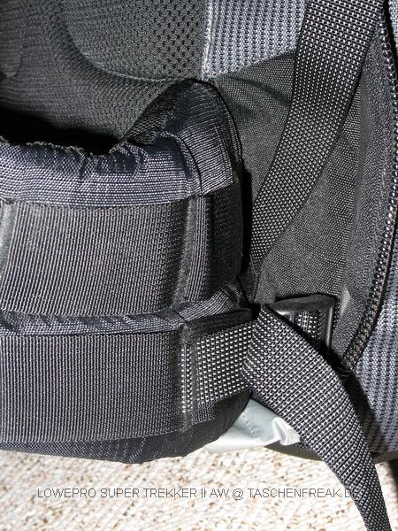 LOWEPRO SUPER TREKKER II AW\n\nFoto von Thomas P�schmann - VIELEN DANK!\n\nKommentar des Nutzers:\n\nHi J�rg,\n\nanbei die Bilder vom Super Trekker AW II. Mitgeliefert werden ein Lens\nPouch (gef�ttert, mit Teilern), ein Accessory Pouch (ungef�ttert) sowie\nein Daypack. Der Rucksack selber sowie die Pouches haben Reissverschl�sse\nin die es nicht gleich reinregnet. Die Pouches werden beim neuen Modell an\nder Seite angebracht. Der Daypack kann wohl innen als auch aussen\nangebracht werden - ich nutze das Ding nie.\n\nOben und an der Seite gibt es einen Griff. Das Regenkondom ist auf den\nBildern nicht mit drauf, es befindet sich im Bodenbereich. Zum besseren\nTransport kann man das Gurtsystem hinter einer Abdeckung verwinden lassen.\nDaf�r gibt es an der R�ckseite umlaufend einen Reissverschluss.\n\nInnen ist der eigentliche Fotokram mit so einer Art "Deckel" abgetrennt\nder normalerweise gleich mit aufgeklappt wenn man den Rucksack �ffnet. An\ndessen R�ckseite sind vier Taschen f�r Kleinkram angebracht.\n\nDas Stativ auf dem ersten Bild hat ein Packmass von 61 cm (G1348).\n\nViele Gr�sse,\n\nThomas