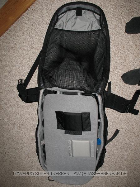 LOWEPRO SUPER TREKKER II AW\n\nFoto von Thomas Pschmann - VIELEN DANK!\n\nKommentar des Nutzers:\n\nHi Jrg,\n\nanbei die Bilder vom Super Trekker AW II. Mitgeliefert werden ein Lens\nPouch (gefttert, mit Teilern), ein Accessory Pouch (ungefttert) sowie\nein Daypack. Der Rucksack selber sowie die Pouches haben Reissverschlsse\nin die es nicht gleich reinregnet. Die Pouches werden beim neuen Modell an\nder Seite angebracht. Der Daypack kann wohl innen als auch aussen\nangebracht werden - ich nutze das Ding nie.\n\nOben und an der Seite gibt es einen Griff. Das Regenkondom ist auf den\nBildern nicht mit drauf, es befindet sich im Bodenbereich. Zum besseren\nTransport kann man das Gurtsystem hinter einer Abdeckung verwinden lassen.\nDafr gibt es an der Rckseite umlaufend einen Reissverschluss.\n\nInnen ist der eigentliche Fotokram mit so einer Art "Deckel" abgetrennt\nder normalerweise gleich mit aufgeklappt wenn man den Rucksack ffnet. An\ndessen Rckseite sind vier Taschen fr Kleinkram angebracht.\n\nDas Stativ auf dem ersten Bild hat ein Packmass von 61 cm (G1348).\n\nViele Grsse,\n\nThomas