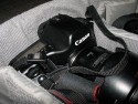 LOWEPRO SUPER TREKKER II AW\n\nFoto von Thomas Pschmann - VIELEN DANK!\n\nKommentar des Nutzers:\n\nHi Jrg,\n\nanbei die Bilder vom Super Trekker AW II. Mitgeliefert werden ein Lens\nPouch (gefttert, mit Teilern), ein Accessory Pouch (ungefttert) sowie\nein Daypack. Der Rucksack selber sowie die Pouches haben Reissverschlsse\nin die es nicht gleich reinregnet. Die Pouches werden beim neuen Modell an\nder Seite angebracht. Der Daypack kann wohl innen als auch aussen\nangebracht werden - ich nutze das Ding nie.\n\nOben und an der Seite gibt es einen Griff. Das Regenkondom ist auf den\nBildern nicht mit drauf, es befindet sich im Bodenbereich. Zum besseren\nTransport kann man das Gurtsystem hinter einer Abdeckung verwinden lassen.\nDafr gibt es an der Rckseite umlaufend einen Reissverschluss.\n\nInnen ist der eigentliche Fotokram mit so einer Art "Deckel" abgetrennt\nder normalerweise gleich mit aufgeklappt wenn man den Rucksack ffnet. An\ndessen Rckseite sind vier Taschen fr Kleinkram angebracht.\n\nDas Stativ auf dem ersten Bild hat ein Packmass von 61 cm (G1348).\n\nViele Grsse,\n\nThomas