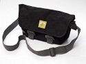 LOWEPRO TERRACLIME 100\n\nFoto und Kommentar von Michael Hoefner - VIELEN DANK!\n\nKommentar:\n\nhallo Jrg,\n\nanbei einige fotos (siehe anhang) und eine kurze bescheibung der Lowepro Terraclime 100.\n\ngrsse\nmichael\n\n\nLowepro Terraclime 100\n\nEinfache, weiche (so gut wie ungepolsterte) Kameratasche aus ber 95 % recyceltem Material.\n\nZwei Fcher aussen, eine innere Reiverschlusstasche, Schultergurt, Verschluss mit zwei Haken.\n\nZustzlich ein weiches, leicht gepolstertes Tuch mit Klettverschlssen als mgliche Polsterung fr Kamera oder Objektiv nutzbar.\n\nFassungsvermgen: DSLR mit angesetztem Objektiv (Standard Zoom), ein zustzliches Objektiv, Speicherkarten, Akkus etc.\n\n- Gewicht: 0,4 kg\n- Auenmae (BxTxH): 27,5 x 13 x 18 cm\n\n--\nMichael Hoefner