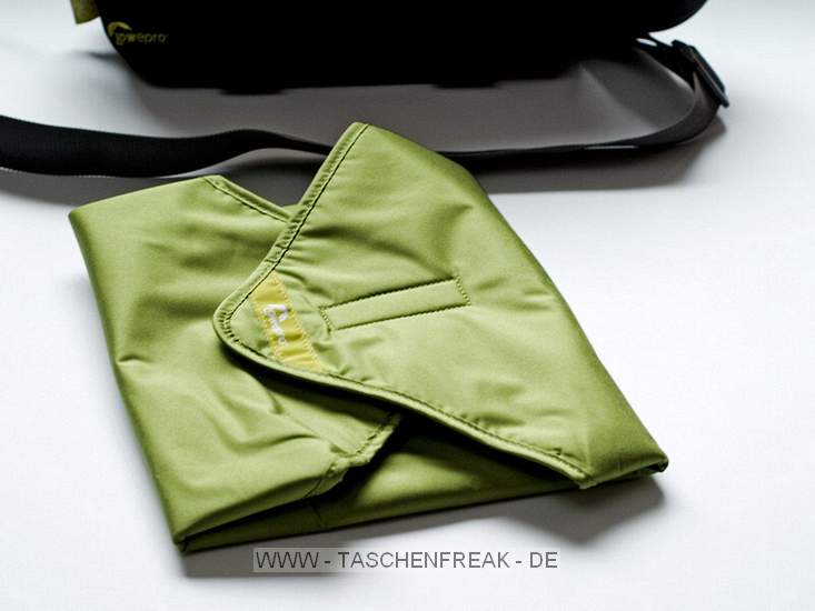 LOWEPRO TERRACLIME 100\n\nFoto und Kommentar von Michael Hoefner - VIELEN DANK!\n\nKommentar:\n\nhallo Jrg,\n\nanbei einige fotos (siehe anhang) und eine kurze bescheibung der Lowepro Terraclime 100.\n\ngrsse\nmichael\n\n\nLowepro Terraclime 100\n\nEinfache, weiche (so gut wie ungepolsterte) Kameratasche aus ber 95 % recyceltem Material.\n\nZwei Fcher aussen, eine innere Reiverschlusstasche, Schultergurt, Verschluss mit zwei Haken.\n\nZustzlich ein weiches, leicht gepolstertes Tuch mit Klettverschlssen als mgliche Polsterung fr Kamera oder Objektiv nutzbar.\n\nFassungsvermgen: DSLR mit angesetztem Objektiv (Standard Zoom), ein zustzliches Objektiv, Speicherkarten, Akkus etc.\n\n- Gewicht: 0,4 kg\n- Auenmae (BxTxH): 27,5 x 13 x 18 cm\n\n--\nMichael Hoefner