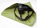 LOWEPRO TERRACLIME 100\n\nFoto und Kommentar von Michael Hoefner - VIELEN DANK!\n\nKommentar:\n\nhallo Jrg,\n\nanbei einige fotos (siehe anhang) und eine kurze bescheibung der Lowepro Terraclime 100.\n\ngrsse\nmichael\n\n\nLowepro Terraclime 100\n\nEinfache, weiche (so gut wie ungepolsterte) Kameratasche aus ber 95 % recyceltem Material.\n\nZwei Fcher aussen, eine innere Reiverschlusstasche, Schultergurt, Verschluss mit zwei Haken.\n\nZustzlich ein weiches, leicht gepolstertes Tuch mit Klettverschlssen als mgliche Polsterung fr Kamera oder Objektiv nutzbar.\n\nFassungsvermgen: DSLR mit angesetztem Objektiv (Standard Zoom), ein zustzliches Objektiv, Speicherkarten, Akkus etc.\n\n- Gewicht: 0,4 kg\n- Auenmae (BxTxH): 27,5 x 13 x 18 cm\n\n--\nMichael Hoefner