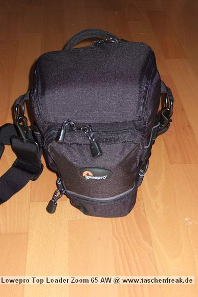 Foto von Jrg Langer\n\nKommentar des Nutzers:\n\nDie Toploader Serie von Lowepro ist sehr gut und hochwertig verarbeitet.\n\nIn dieses hier gezeigte Modell kann man Problemlos eine groe DSLR wie eine Canon 1D und ein All Round Zoom hineinpacken. Eine Schnellwechselplatte oder ein sogenannter L-Winkel passen auch geradeso noch hinein. Die Gegenlichtblende des Objektives sollte umgedreht montiert werden.\n\nIn der Vordertasche kann man entweder 2 groe Akkupacks oder einen mittelgroen Blitz reinpacken. Canon 420EX oder 430EX passen prima hinein, die groen 550EX oder 580EX sind etwa 1,5cm zu lang fr diese Vordertasche.\n\nAn den Seiten finden sie die Lowepro Sliplock Schlaufen an denen man gut seiten taschen oder eine Getrnkeflasche anbringen kann.\n\nIch setze hier gerne die LP D-Res25 an in der sich mein Polfilter udn 2 Akkupacks und ein paar Ersatzspeichercards befinden und auf der anderen Seite das kleine LP D-Res 8-S in dem sich meine Immerdabei Cam die Fuji F10 befindet.\n\nEine AW (Allwetterhlle) bzw. der Regenschutz befindet sich in der Fronttasche und kann auch wie abgebildet schnell und unkompliziert angebracht werden.\n\nFazit: Eine klasse Tasche fr das leichte "Sturmgepck". Bei mir gerne fr Feuerwehreinstze genutzt, weil ich da nichts auer meiner 1D und dem 24-105L und ab und zu einem kl. Blitz brauche.