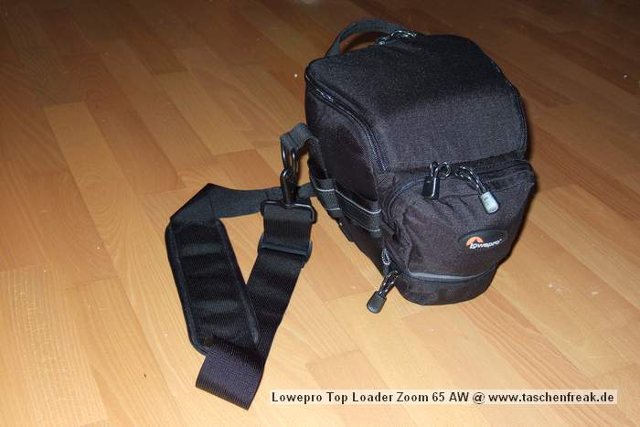 Foto von Jrg Langer\n\nKommentar des Nutzers:\n\nDie Toploader Serie von Lowepro ist sehr gut und hochwertig verarbeitet.\n\nIn dieses hier gezeigte Modell kann man Problemlos eine groe DSLR wie eine Canon 1D und ein All Round Zoom hineinpacken. Eine Schnellwechselplatte oder ein sogenannter L-Winkel passen auch geradeso noch hinein. Die Gegenlichtblende des Objektives sollte umgedreht montiert werden.\n\nIn der Vordertasche kann man entweder 2 groe Akkupacks oder einen mittelgroen Blitz reinpacken. Canon 420EX oder 430EX passen prima hinein, die groen 550EX oder 580EX sind etwa 1,5cm zu lang fr diese Vordertasche.\n\nAn den Seiten finden sie die Lowepro Sliplock Schlaufen an denen man gut seiten taschen oder eine Getrnkeflasche anbringen kann.\n\nIch setze hier gerne die LP D-Res25 an in der sich mein Polfilter udn 2 Akkupacks und ein paar Ersatzspeichercards befinden und auf der anderen Seite das kleine LP D-Res 8-S in dem sich meine Immerdabei Cam die Fuji F10 befindet.\n\nEine AW (Allwetterhlle) bzw. der Regenschutz befindet sich in der Fronttasche und kann auch wie abgebildet schnell und unkompliziert angebracht werden.\n\nFazit: Eine klasse Tasche fr das leichte "Sturmgepck". Bei mir gerne fr Feuerwehreinstze genutzt, weil ich da nichts auer meiner 1D und dem 24-105L und ab und zu einem kl. Blitz brauche.