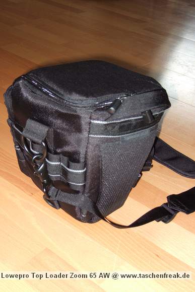Foto von Jrg Langer\n\nKommentar des Nutzers:\n\nDie Toploader Serie von Lowepro ist sehr gut und hochwertig verarbeitet.\n\nIn dieses hier gezeigte Modell kann man Problemlos eine groe DSLR wie eine Canon 1D und ein All Round Zoom hineinpacken. Eine Schnellwechselplatte oder ein sogenannter L-Winkel passen auch geradeso noch hinein. Die Gegenlichtblende des Objektives sollte umgedreht montiert werden.\n\nIn der Vordertasche kann man entweder 2 groe Akkupacks oder einen mittelgroen Blitz reinpacken. Canon 420EX oder 430EX passen prima hinein, die groen 550EX oder 580EX sind etwa 1,5cm zu lang fr diese Vordertasche.\n\nAn den Seiten finden sie die Lowepro Sliplock Schlaufen an denen man gut seiten taschen oder eine Getrnkeflasche anbringen kann.\n\nIch setze hier gerne die LP D-Res25 an in der sich mein Polfilter udn 2 Akkupacks und ein paar Ersatzspeichercards befinden und auf der anderen Seite das kleine LP D-Res 8-S in dem sich meine Immerdabei Cam die Fuji F10 befindet.\n\nEine AW (Allwetterhlle) bzw. der Regenschutz befindet sich in der Fronttasche und kann auch wie abgebildet schnell und unkompliziert angebracht werden.\n\nFazit: Eine klasse Tasche fr das leichte "Sturmgepck". Bei mir gerne fr Feuerwehreinstze genutzt, weil ich da nichts auer meiner 1D und dem 24-105L und ab und zu einem kl. Blitz brauche.