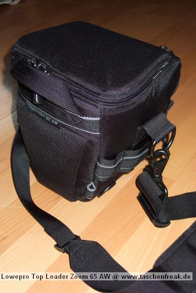 Foto von Jrg Langer\n\nKommentar des Nutzers:\n\nDie Toploader Serie von Lowepro ist sehr gut und hochwertig verarbeitet.\n\nIn dieses hier gezeigte Modell kann man Problemlos eine groe DSLR wie eine Canon 1D und ein All Round Zoom hineinpacken. Eine Schnellwechselplatte oder ein sogenannter L-Winkel passen auch geradeso noch hinein. Die Gegenlichtblende des Objektives sollte umgedreht montiert werden.\n\nIn der Vordertasche kann man entweder 2 groe Akkupacks oder einen mittelgroen Blitz reinpacken. Canon 420EX oder 430EX passen prima hinein, die groen 550EX oder 580EX sind etwa 1,5cm zu lang fr diese Vordertasche.\n\nAn den Seiten finden sie die Lowepro Sliplock Schlaufen an denen man gut seiten taschen oder eine Getrnkeflasche anbringen kann.\n\nIch setze hier gerne die LP D-Res25 an in der sich mein Polfilter udn 2 Akkupacks und ein paar Ersatzspeichercards befinden und auf der anderen Seite das kleine LP D-Res 8-S in dem sich meine Immerdabei Cam die Fuji F10 befindet.\n\nEine AW (Allwetterhlle) bzw. der Regenschutz befindet sich in der Fronttasche und kann auch wie abgebildet schnell und unkompliziert angebracht werden.\n\nFazit: Eine klasse Tasche fr das leichte "Sturmgepck". Bei mir gerne fr Feuerwehreinstze genutzt, weil ich da nichts auer meiner 1D und dem 24-105L und ab und zu einem kl. Blitz brauche.