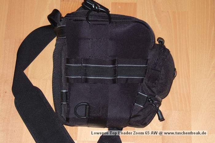 Foto von Jörg Langer\n\nKommentar des Nutzers:\n\nDie Toploader Serie von Lowepro ist sehr gut und hochwertig verarbeitet.\n\nIn dieses hier gezeigte Modell kann man Problemlos eine große DSLR wie eine Canon 1D und ein All Round Zoom hineinpacken. Eine Schnellwechselplatte oder ein sogenannter L-Winkel passen auch geradeso noch hinein. Die Gegenlichtblende des Objektives sollte umgedreht montiert werden.\n\nIn der Vordertasche kann man entweder 2 große Akkupacks oder einen mittelgroßen Blitz reinpacken. Canon 420EX oder 430EX passen prima hinein, die großen 550EX oder 580EX sind etwa 1,5cm zu lang für diese Vordertasche.\n\nAn den Seiten finden sie die Lowepro Sliplock Schlaufen an denen man gut seiten taschen oder eine Getränkeflasche anbringen kann.\n\nIch setze hier gerne die LP D-Res25 an in der sich mein Polfilter udn 2 Akkupacks und ein paar Ersatzspeichercards befinden und auf der anderen Seite das kleine LP D-Res 8-S in dem sich meine Immerdabei Cam die Fuji F10 befindet.\n\nEine AW (Allwetterhülle) bzw. der Regenschutz befindet sich in der Fronttasche und kann auch wie abgebildet schnell und unkompliziert angebracht werden.\n\nFazit: Eine klasse Tasche für das leichte "Sturmgepäck". Bei mir gerne für Feuerwehreinsätze genutzt, weil ich da nichts außer meiner 1D und dem 24-105L und ab und zu einem kl. Blitz brauche.