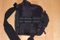 Foto von Jrg Langer\n\nKommentar des Nutzers:\n\nDie Toploader Serie von Lowepro ist sehr gut und hochwertig verarbeitet.\n\nIn dieses hier gezeigte Modell kann man Problemlos eine groe DSLR wie eine Canon 1D und ein All Round Zoom hineinpacken. Eine Schnellwechselplatte oder ein sogenannter L-Winkel passen auch geradeso noch hinein. Die Gegenlichtblende des Objektives sollte umgedreht montiert werden.\n\nIn der Vordertasche kann man entweder 2 groe Akkupacks oder einen mittelgroen Blitz reinpacken. Canon 420EX oder 430EX passen prima hinein, die groen 550EX oder 580EX sind etwa 1,5cm zu lang fr diese Vordertasche.\n\nAn den Seiten finden sie die Lowepro Sliplock Schlaufen an denen man gut seiten taschen oder eine Getrnkeflasche anbringen kann.\n\nIch setze hier gerne die LP D-Res25 an in der sich mein Polfilter udn 2 Akkupacks und ein paar Ersatzspeichercards befinden und auf der anderen Seite das kleine LP D-Res 8-S in dem sich meine Immerdabei Cam die Fuji F10 befindet.\n\nEine AW (Allwetterhlle) bzw. der Regenschutz befindet sich in der Fronttasche und kann auch wie abgebildet schnell und unkompliziert angebracht werden.\n\nFazit: Eine klasse Tasche fr das leichte "Sturmgepck". Bei mir gerne fr Feuerwehreinstze genutzt, weil ich da nichts auer meiner 1D und dem 24-105L und ab und zu einem kl. Blitz brauche.