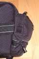Foto von Jrg Langer\n\nKommentar des Nutzers:\n\nDie Toploader Serie von Lowepro ist sehr gut und hochwertig verarbeitet.\n\nIn dieses hier gezeigte Modell kann man Problemlos eine groe DSLR wie eine Canon 1D und ein All Round Zoom hineinpacken. Eine Schnellwechselplatte oder ein sogenannter L-Winkel passen auch geradeso noch hinein. Die Gegenlichtblende des Objektives sollte umgedreht montiert werden.\n\nIn der Vordertasche kann man entweder 2 groe Akkupacks oder einen mittelgroen Blitz reinpacken. Canon 420EX oder 430EX passen prima hinein, die groen 550EX oder 580EX sind etwa 1,5cm zu lang fr diese Vordertasche.\n\nAn den Seiten finden sie die Lowepro Sliplock Schlaufen an denen man gut seiten taschen oder eine Getrnkeflasche anbringen kann.\n\nIch setze hier gerne die LP D-Res25 an in der sich mein Polfilter udn 2 Akkupacks und ein paar Ersatzspeichercards befinden und auf der anderen Seite das kleine LP D-Res 8-S in dem sich meine Immerdabei Cam die Fuji F10 befindet.\n\nEine AW (Allwetterhlle) bzw. der Regenschutz befindet sich in der Fronttasche und kann auch wie abgebildet schnell und unkompliziert angebracht werden.\n\nFazit: Eine klasse Tasche fr das leichte "Sturmgepck". Bei mir gerne fr Feuerwehreinstze genutzt, weil ich da nichts auer meiner 1D und dem 24-105L und ab und zu einem kl. Blitz brauche.