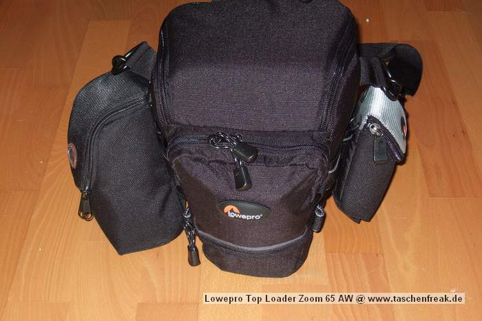 Foto von Jrg Langer\n\nKommentar des Nutzers:\n\nDie Toploader Serie von Lowepro ist sehr gut und hochwertig verarbeitet.\n\nIn dieses hier gezeigte Modell kann man Problemlos eine groe DSLR wie eine Canon 1D und ein All Round Zoom hineinpacken. Eine Schnellwechselplatte oder ein sogenannter L-Winkel passen auch geradeso noch hinein. Die Gegenlichtblende des Objektives sollte umgedreht montiert werden.\n\nIn der Vordertasche kann man entweder 2 groe Akkupacks oder einen mittelgroen Blitz reinpacken. Canon 420EX oder 430EX passen prima hinein, die groen 550EX oder 580EX sind etwa 1,5cm zu lang fr diese Vordertasche.\n\nAn den Seiten finden sie die Lowepro Sliplock Schlaufen an denen man gut seiten taschen oder eine Getrnkeflasche anbringen kann.\n\nIch setze hier gerne die LP D-Res25 an in der sich mein Polfilter udn 2 Akkupacks und ein paar Ersatzspeichercards befinden und auf der anderen Seite das kleine LP D-Res 8-S in dem sich meine Immerdabei Cam die Fuji F10 befindet.\n\nEine AW (Allwetterhlle) bzw. der Regenschutz befindet sich in der Fronttasche und kann auch wie abgebildet schnell und unkompliziert angebracht werden.\n\nFazit: Eine klasse Tasche fr das leichte "Sturmgepck". Bei mir gerne fr Feuerwehreinstze genutzt, weil ich da nichts auer meiner 1D und dem 24-105L und ab und zu einem kl. Blitz brauche.