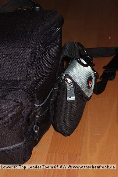Foto von Jrg Langer\n\nKommentar des Nutzers:\n\nDie Toploader Serie von Lowepro ist sehr gut und hochwertig verarbeitet.\n\nIn dieses hier gezeigte Modell kann man Problemlos eine groe DSLR wie eine Canon 1D und ein All Round Zoom hineinpacken. Eine Schnellwechselplatte oder ein sogenannter L-Winkel passen auch geradeso noch hinein. Die Gegenlichtblende des Objektives sollte umgedreht montiert werden.\n\nIn der Vordertasche kann man entweder 2 groe Akkupacks oder einen mittelgroen Blitz reinpacken. Canon 420EX oder 430EX passen prima hinein, die groen 550EX oder 580EX sind etwa 1,5cm zu lang fr diese Vordertasche.\n\nAn den Seiten finden sie die Lowepro Sliplock Schlaufen an denen man gut seiten taschen oder eine Getrnkeflasche anbringen kann.\n\nIch setze hier gerne die LP D-Res25 an in der sich mein Polfilter udn 2 Akkupacks und ein paar Ersatzspeichercards befinden und auf der anderen Seite das kleine LP D-Res 8-S in dem sich meine Immerdabei Cam die Fuji F10 befindet.\n\nEine AW (Allwetterhlle) bzw. der Regenschutz befindet sich in der Fronttasche und kann auch wie abgebildet schnell und unkompliziert angebracht werden.\n\nFazit: Eine klasse Tasche fr das leichte "Sturmgepck". Bei mir gerne fr Feuerwehreinstze genutzt, weil ich da nichts auer meiner 1D und dem 24-105L und ab und zu einem kl. Blitz brauche.
