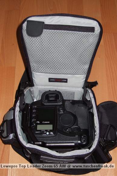 Foto von Jrg Langer\n\nKommentar des Nutzers:\n\nDie Toploader Serie von Lowepro ist sehr gut und hochwertig verarbeitet.\n\nIn dieses hier gezeigte Modell kann man Problemlos eine groe DSLR wie eine Canon 1D und ein All Round Zoom hineinpacken. Eine Schnellwechselplatte oder ein sogenannter L-Winkel passen auch geradeso noch hinein. Die Gegenlichtblende des Objektives sollte umgedreht montiert werden.\n\nIn der Vordertasche kann man entweder 2 groe Akkupacks oder einen mittelgroen Blitz reinpacken. Canon 420EX oder 430EX passen prima hinein, die groen 550EX oder 580EX sind etwa 1,5cm zu lang fr diese Vordertasche.\n\nAn den Seiten finden sie die Lowepro Sliplock Schlaufen an denen man gut seiten taschen oder eine Getrnkeflasche anbringen kann.\n\nIch setze hier gerne die LP D-Res25 an in der sich mein Polfilter udn 2 Akkupacks und ein paar Ersatzspeichercards befinden und auf der anderen Seite das kleine LP D-Res 8-S in dem sich meine Immerdabei Cam die Fuji F10 befindet.\n\nEine AW (Allwetterhlle) bzw. der Regenschutz befindet sich in der Fronttasche und kann auch wie abgebildet schnell und unkompliziert angebracht werden.\n\nFazit: Eine klasse Tasche fr das leichte "Sturmgepck". Bei mir gerne fr Feuerwehreinstze genutzt, weil ich da nichts auer meiner 1D und dem 24-105L und ab und zu einem kl. Blitz brauche.