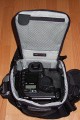 Foto von Jrg Langer\n\nKommentar des Nutzers:\n\nDie Toploader Serie von Lowepro ist sehr gut und hochwertig verarbeitet.\n\nIn dieses hier gezeigte Modell kann man Problemlos eine groe DSLR wie eine Canon 1D und ein All Round Zoom hineinpacken. Eine Schnellwechselplatte oder ein sogenannter L-Winkel passen auch geradeso noch hinein. Die Gegenlichtblende des Objektives sollte umgedreht montiert werden.\n\nIn der Vordertasche kann man entweder 2 groe Akkupacks oder einen mittelgroen Blitz reinpacken. Canon 420EX oder 430EX passen prima hinein, die groen 550EX oder 580EX sind etwa 1,5cm zu lang fr diese Vordertasche.\n\nAn den Seiten finden sie die Lowepro Sliplock Schlaufen an denen man gut seiten taschen oder eine Getrnkeflasche anbringen kann.\n\nIch setze hier gerne die LP D-Res25 an in der sich mein Polfilter udn 2 Akkupacks und ein paar Ersatzspeichercards befinden und auf der anderen Seite das kleine LP D-Res 8-S in dem sich meine Immerdabei Cam die Fuji F10 befindet.\n\nEine AW (Allwetterhlle) bzw. der Regenschutz befindet sich in der Fronttasche und kann auch wie abgebildet schnell und unkompliziert angebracht werden.\n\nFazit: Eine klasse Tasche fr das leichte "Sturmgepck". Bei mir gerne fr Feuerwehreinstze genutzt, weil ich da nichts auer meiner 1D und dem 24-105L und ab und zu einem kl. Blitz brauche.