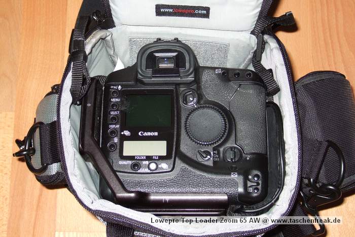 Foto von Jrg Langer\n\nKommentar des Nutzers:\n\nDie Toploader Serie von Lowepro ist sehr gut und hochwertig verarbeitet.\n\nIn dieses hier gezeigte Modell kann man Problemlos eine groe DSLR wie eine Canon 1D und ein All Round Zoom hineinpacken. Eine Schnellwechselplatte oder ein sogenannter L-Winkel passen auch geradeso noch hinein. Die Gegenlichtblende des Objektives sollte umgedreht montiert werden.\n\nIn der Vordertasche kann man entweder 2 groe Akkupacks oder einen mittelgroen Blitz reinpacken. Canon 420EX oder 430EX passen prima hinein, die groen 550EX oder 580EX sind etwa 1,5cm zu lang fr diese Vordertasche.\n\nAn den Seiten finden sie die Lowepro Sliplock Schlaufen an denen man gut seiten taschen oder eine Getrnkeflasche anbringen kann.\n\nIch setze hier gerne die LP D-Res25 an in der sich mein Polfilter udn 2 Akkupacks und ein paar Ersatzspeichercards befinden und auf der anderen Seite das kleine LP D-Res 8-S in dem sich meine Immerdabei Cam die Fuji F10 befindet.\n\nEine AW (Allwetterhlle) bzw. der Regenschutz befindet sich in der Fronttasche und kann auch wie abgebildet schnell und unkompliziert angebracht werden.\n\nFazit: Eine klasse Tasche fr das leichte "Sturmgepck". Bei mir gerne fr Feuerwehreinstze genutzt, weil ich da nichts auer meiner 1D und dem 24-105L und ab und zu einem kl. Blitz brauche.