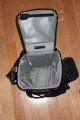 Foto von Jrg Langer\n\nKommentar des Nutzers:\n\nDie Toploader Serie von Lowepro ist sehr gut und hochwertig verarbeitet.\n\nIn dieses hier gezeigte Modell kann man Problemlos eine groe DSLR wie eine Canon 1D und ein All Round Zoom hineinpacken. Eine Schnellwechselplatte oder ein sogenannter L-Winkel passen auch geradeso noch hinein. Die Gegenlichtblende des Objektives sollte umgedreht montiert werden.\n\nIn der Vordertasche kann man entweder 2 groe Akkupacks oder einen mittelgroen Blitz reinpacken. Canon 420EX oder 430EX passen prima hinein, die groen 550EX oder 580EX sind etwa 1,5cm zu lang fr diese Vordertasche.\n\nAn den Seiten finden sie die Lowepro Sliplock Schlaufen an denen man gut seiten taschen oder eine Getrnkeflasche anbringen kann.\n\nIch setze hier gerne die LP D-Res25 an in der sich mein Polfilter udn 2 Akkupacks und ein paar Ersatzspeichercards befinden und auf der anderen Seite das kleine LP D-Res 8-S in dem sich meine Immerdabei Cam die Fuji F10 befindet.\n\nEine AW (Allwetterhlle) bzw. der Regenschutz befindet sich in der Fronttasche und kann auch wie abgebildet schnell und unkompliziert angebracht werden.\n\nFazit: Eine klasse Tasche fr das leichte "Sturmgepck". Bei mir gerne fr Feuerwehreinstze genutzt, weil ich da nichts auer meiner 1D und dem 24-105L und ab und zu einem kl. Blitz brauche.