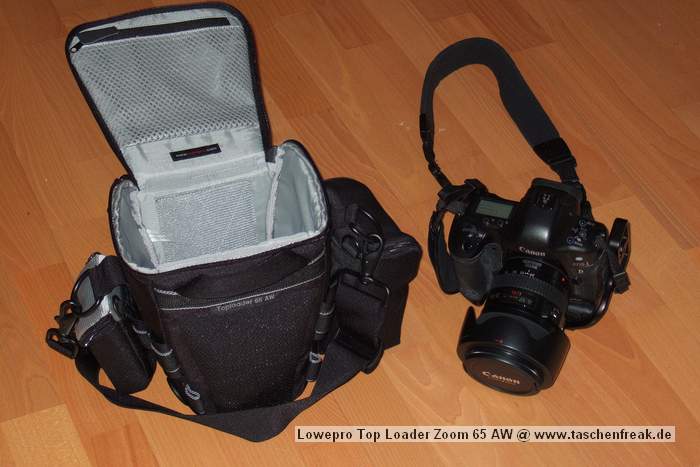 Foto von Jrg Langer\n\nKommentar des Nutzers:\n\nDie Toploader Serie von Lowepro ist sehr gut und hochwertig verarbeitet.\n\nIn dieses hier gezeigte Modell kann man Problemlos eine groe DSLR wie eine Canon 1D und ein All Round Zoom hineinpacken. Eine Schnellwechselplatte oder ein sogenannter L-Winkel passen auch geradeso noch hinein. Die Gegenlichtblende des Objektives sollte umgedreht montiert werden.\n\nIn der Vordertasche kann man entweder 2 groe Akkupacks oder einen mittelgroen Blitz reinpacken. Canon 420EX oder 430EX passen prima hinein, die groen 550EX oder 580EX sind etwa 1,5cm zu lang fr diese Vordertasche.\n\nAn den Seiten finden sie die Lowepro Sliplock Schlaufen an denen man gut seiten taschen oder eine Getrnkeflasche anbringen kann.\n\nIch setze hier gerne die LP D-Res25 an in der sich mein Polfilter udn 2 Akkupacks und ein paar Ersatzspeichercards befinden und auf der anderen Seite das kleine LP D-Res 8-S in dem sich meine Immerdabei Cam die Fuji F10 befindet.\n\nEine AW (Allwetterhlle) bzw. der Regenschutz befindet sich in der Fronttasche und kann auch wie abgebildet schnell und unkompliziert angebracht werden.\n\nFazit: Eine klasse Tasche fr das leichte "Sturmgepck". Bei mir gerne fr Feuerwehreinstze genutzt, weil ich da nichts auer meiner 1D und dem 24-105L und ab und zu einem kl. Blitz brauche.