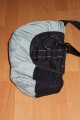 Foto von Jrg Langer\n\nKommentar des Nutzers:\n\nDie Toploader Serie von Lowepro ist sehr gut und hochwertig verarbeitet.\n\nIn dieses hier gezeigte Modell kann man Problemlos eine groe DSLR wie eine Canon 1D und ein All Round Zoom hineinpacken. Eine Schnellwechselplatte oder ein sogenannter L-Winkel passen auch geradeso noch hinein. Die Gegenlichtblende des Objektives sollte umgedreht montiert werden.\n\nIn der Vordertasche kann man entweder 2 groe Akkupacks oder einen mittelgroen Blitz reinpacken. Canon 420EX oder 430EX passen prima hinein, die groen 550EX oder 580EX sind etwa 1,5cm zu lang fr diese Vordertasche.\n\nAn den Seiten finden sie die Lowepro Sliplock Schlaufen an denen man gut seiten taschen oder eine Getrnkeflasche anbringen kann.\n\nIch setze hier gerne die LP D-Res25 an in der sich mein Polfilter udn 2 Akkupacks und ein paar Ersatzspeichercards befinden und auf der anderen Seite das kleine LP D-Res 8-S in dem sich meine Immerdabei Cam die Fuji F10 befindet.\n\nEine AW (Allwetterhlle) bzw. der Regenschutz befindet sich in der Fronttasche und kann auch wie abgebildet schnell und unkompliziert angebracht werden.\n\nFazit: Eine klasse Tasche fr das leichte "Sturmgepck". Bei mir gerne fr Feuerwehreinstze genutzt, weil ich da nichts auer meiner 1D und dem 24-105L und ab und zu einem kl. Blitz brauche.