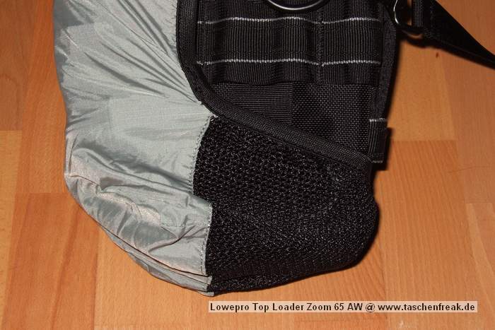 Foto von Jrg Langer\n\nKommentar des Nutzers:\n\nDie Toploader Serie von Lowepro ist sehr gut und hochwertig verarbeitet.\n\nIn dieses hier gezeigte Modell kann man Problemlos eine groe DSLR wie eine Canon 1D und ein All Round Zoom hineinpacken. Eine Schnellwechselplatte oder ein sogenannter L-Winkel passen auch geradeso noch hinein. Die Gegenlichtblende des Objektives sollte umgedreht montiert werden.\n\nIn der Vordertasche kann man entweder 2 groe Akkupacks oder einen mittelgroen Blitz reinpacken. Canon 420EX oder 430EX passen prima hinein, die groen 550EX oder 580EX sind etwa 1,5cm zu lang fr diese Vordertasche.\n\nAn den Seiten finden sie die Lowepro Sliplock Schlaufen an denen man gut seiten taschen oder eine Getrnkeflasche anbringen kann.\n\nIch setze hier gerne die LP D-Res25 an in der sich mein Polfilter udn 2 Akkupacks und ein paar Ersatzspeichercards befinden und auf der anderen Seite das kleine LP D-Res 8-S in dem sich meine Immerdabei Cam die Fuji F10 befindet.\n\nEine AW (Allwetterhlle) bzw. der Regenschutz befindet sich in der Fronttasche und kann auch wie abgebildet schnell und unkompliziert angebracht werden.\n\nFazit: Eine klasse Tasche fr das leichte "Sturmgepck". Bei mir gerne fr Feuerwehreinstze genutzt, weil ich da nichts auer meiner 1D und dem 24-105L und ab und zu einem kl. Blitz brauche.