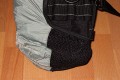 Foto von Jrg Langer\n\nKommentar des Nutzers:\n\nDie Toploader Serie von Lowepro ist sehr gut und hochwertig verarbeitet.\n\nIn dieses hier gezeigte Modell kann man Problemlos eine groe DSLR wie eine Canon 1D und ein All Round Zoom hineinpacken. Eine Schnellwechselplatte oder ein sogenannter L-Winkel passen auch geradeso noch hinein. Die Gegenlichtblende des Objektives sollte umgedreht montiert werden.\n\nIn der Vordertasche kann man entweder 2 groe Akkupacks oder einen mittelgroen Blitz reinpacken. Canon 420EX oder 430EX passen prima hinein, die groen 550EX oder 580EX sind etwa 1,5cm zu lang fr diese Vordertasche.\n\nAn den Seiten finden sie die Lowepro Sliplock Schlaufen an denen man gut seiten taschen oder eine Getrnkeflasche anbringen kann.\n\nIch setze hier gerne die LP D-Res25 an in der sich mein Polfilter udn 2 Akkupacks und ein paar Ersatzspeichercards befinden und auf der anderen Seite das kleine LP D-Res 8-S in dem sich meine Immerdabei Cam die Fuji F10 befindet.\n\nEine AW (Allwetterhlle) bzw. der Regenschutz befindet sich in der Fronttasche und kann auch wie abgebildet schnell und unkompliziert angebracht werden.\n\nFazit: Eine klasse Tasche fr das leichte "Sturmgepck". Bei mir gerne fr Feuerwehreinstze genutzt, weil ich da nichts auer meiner 1D und dem 24-105L und ab und zu einem kl. Blitz brauche.