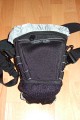 Foto von Jrg Langer\n\nKommentar des Nutzers:\n\nDie Toploader Serie von Lowepro ist sehr gut und hochwertig verarbeitet.\n\nIn dieses hier gezeigte Modell kann man Problemlos eine groe DSLR wie eine Canon 1D und ein All Round Zoom hineinpacken. Eine Schnellwechselplatte oder ein sogenannter L-Winkel passen auch geradeso noch hinein. Die Gegenlichtblende des Objektives sollte umgedreht montiert werden.\n\nIn der Vordertasche kann man entweder 2 groe Akkupacks oder einen mittelgroen Blitz reinpacken. Canon 420EX oder 430EX passen prima hinein, die groen 550EX oder 580EX sind etwa 1,5cm zu lang fr diese Vordertasche.\n\nAn den Seiten finden sie die Lowepro Sliplock Schlaufen an denen man gut seiten taschen oder eine Getrnkeflasche anbringen kann.\n\nIch setze hier gerne die LP D-Res25 an in der sich mein Polfilter udn 2 Akkupacks und ein paar Ersatzspeichercards befinden und auf der anderen Seite das kleine LP D-Res 8-S in dem sich meine Immerdabei Cam die Fuji F10 befindet.\n\nEine AW (Allwetterhlle) bzw. der Regenschutz befindet sich in der Fronttasche und kann auch wie abgebildet schnell und unkompliziert angebracht werden.\n\nFazit: Eine klasse Tasche fr das leichte "Sturmgepck". Bei mir gerne fr Feuerwehreinstze genutzt, weil ich da nichts auer meiner 1D und dem 24-105L und ab und zu einem kl. Blitz brauche.